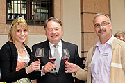 Staatsminister Helmut Brunner mit der Weinkönigin und Udo Engelhardt, Weingut Röttingen Foto: Ulla Baumgart/StMELF